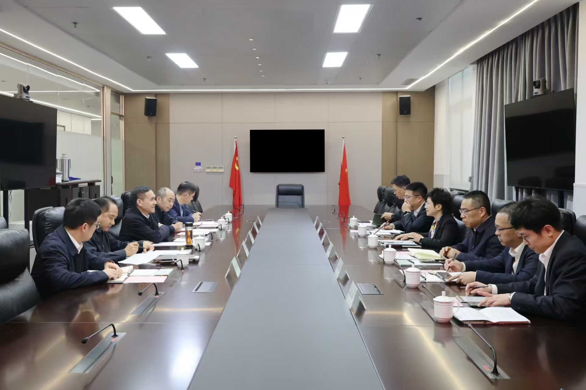 農(nóng)業(yè)銀行浙江省分行行長譚敦宇一行到訪省二輕集團(tuán)